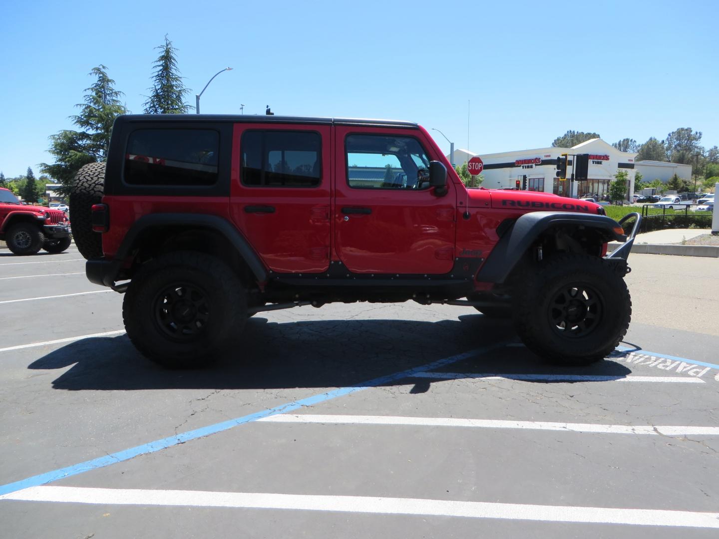 2019 Red /Black Jeep Wrangler Unlimited Rubicon (1C4HJXFN7KW) with an 2.0L L4 DOHC 16V TURBO engine, automatic transmission, located at 2630 Grass Valley Highway, Auburn, CA, 95603, (530) 508-5100, 38.937893, -121.095482 - Rubicon JL ready for all of your offroad adventures. This Jeep is sitting on a Rubicon Express lift kit, RE 2.5 Extreme series shocks, 17" Method bead grip wheels, 37" BFG KO2 tires, EVO front bumper, Warn winch, Road Armor rock slliders, and a HD Jeep spare tire carrier. - Photo#3